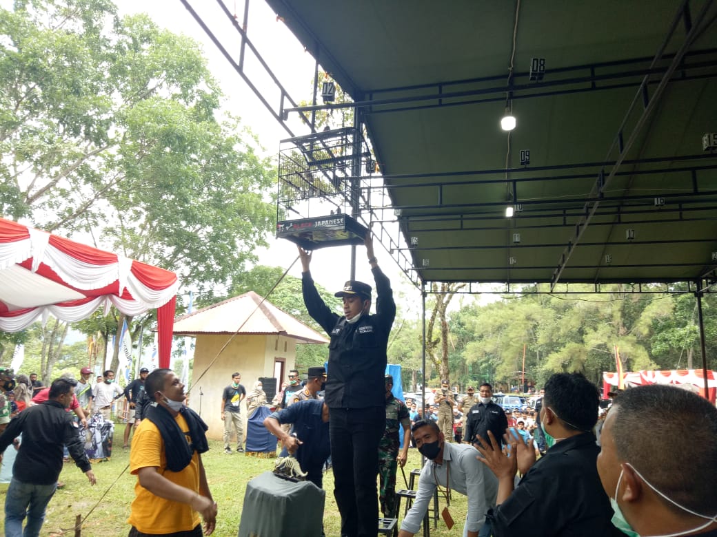 Wakil Walikota Solok Ramadhani Kirana Putra mengangkat sangkar burung Kapeh Tembak tanda di mulainya lomba.